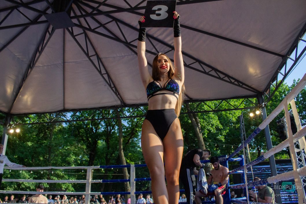 У Новомосковську рукавиці Олександра Усика продали на аукціоні майже за півтора мільйона гривень