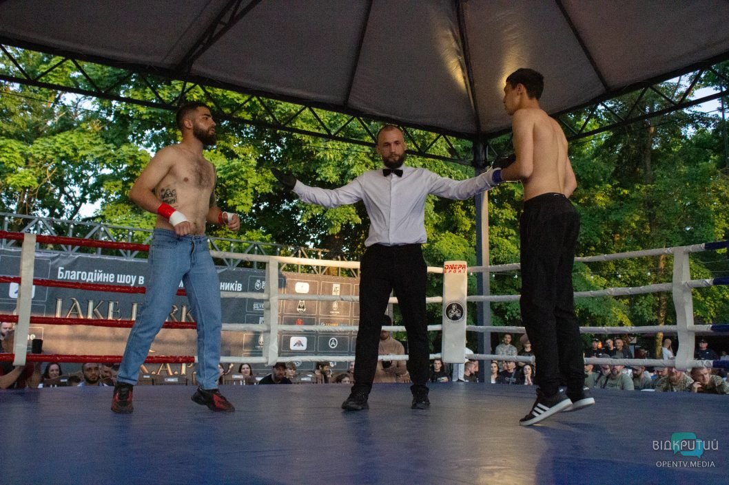 У Новомосковську рукавиці Олександра Усика продали на аукціоні майже за півтора мільйона гривень