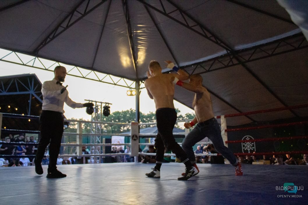 У Новомосковську рукавиці Олександра Усика продали на аукціоні майже за півтора мільйона гривень