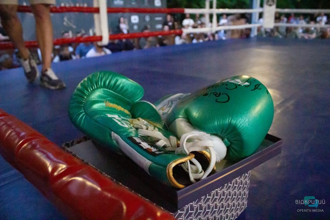 У Новомосковську рукавиці Олександра Усика продали на аукціоні майже за півтора мільйона гривень