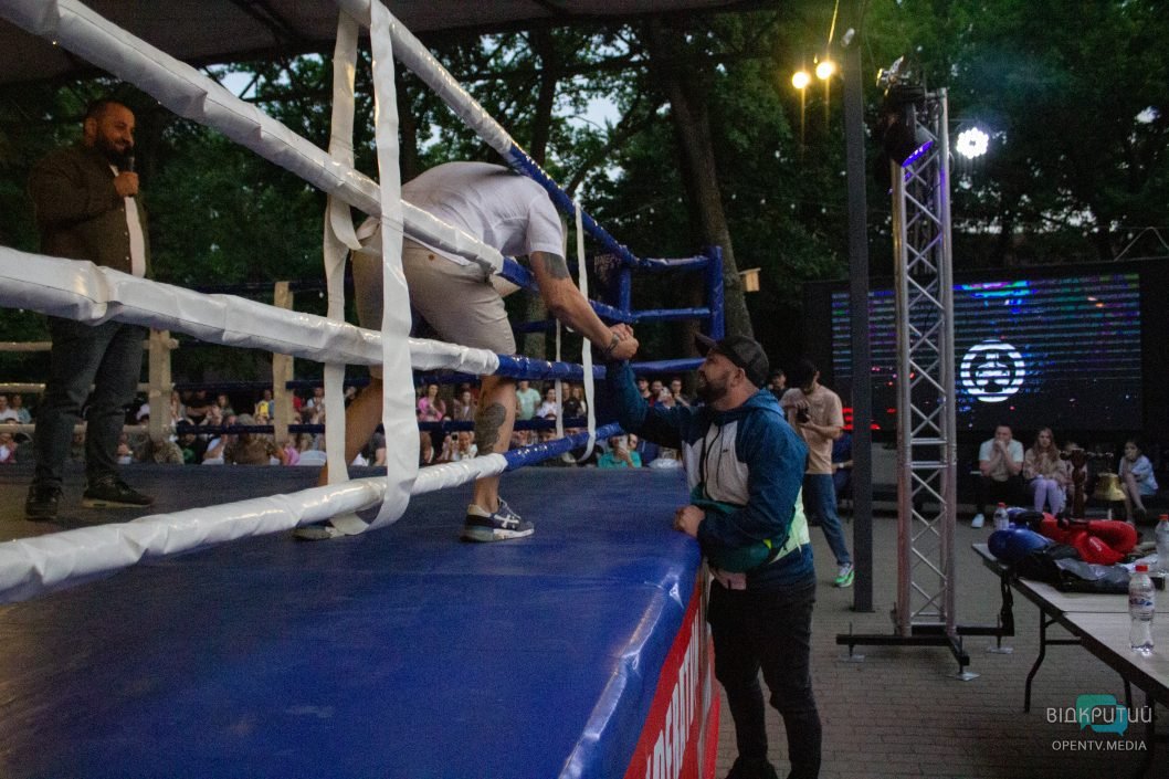 У Новомосковську рукавиці Олександра Усика продали на аукціоні майже за півтора мільйона гривень