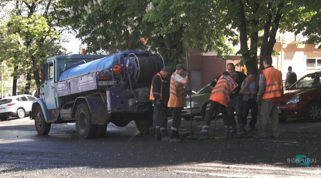 У середмісті Дніпра затопило вулицю стічними водами 