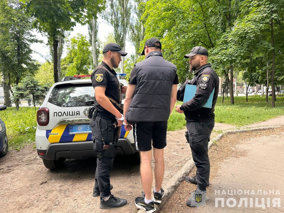 У Дніпрі затримали чоловіка, який зі зброєю напав на літню жінку