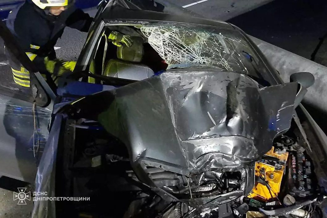 В Днепре на Набережной Победы Geely влетела в электроопору: погиб водитель, пассажирку госпитализировали - рис. 3