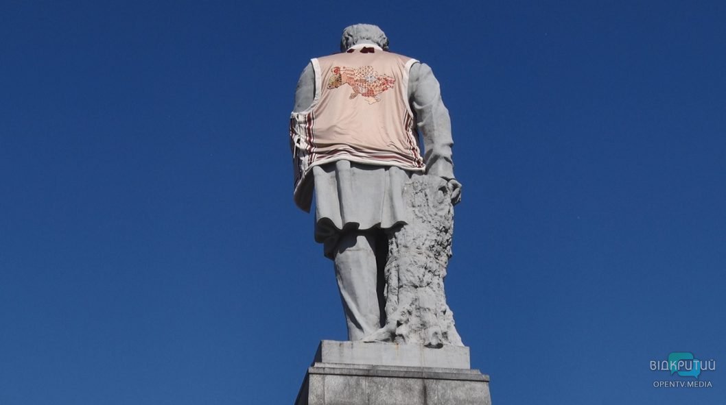 На Монастирському острові на пам‘ятник Шевченка одягли патріотичний жупан