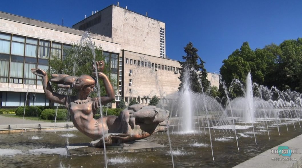 «Муза», «Водна сфера» та «Лілія»: у Дніпрі запрацювали 10 фонтанів 