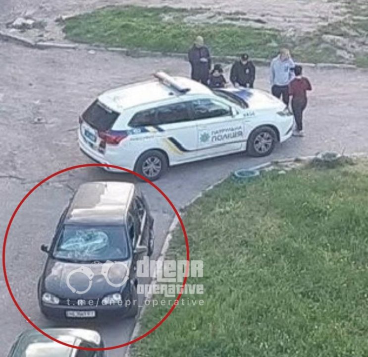 Відсв'яткували Великдень: у Дніпрі чоловік побив битою автомобіль