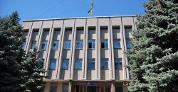 На Дніпропетровщині чоловік закидав коктейлями Молотова вхід до мерії заради піару Telegram-каналу