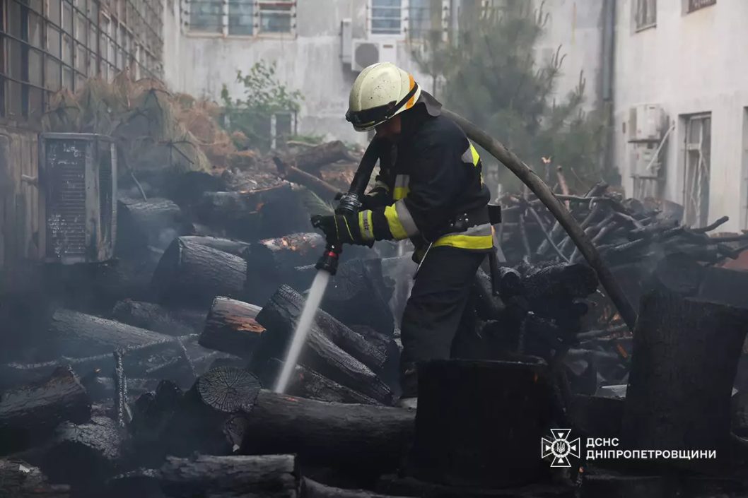 У Дніпрі сталася масштабна пожежа на підприємстві - рис. 1