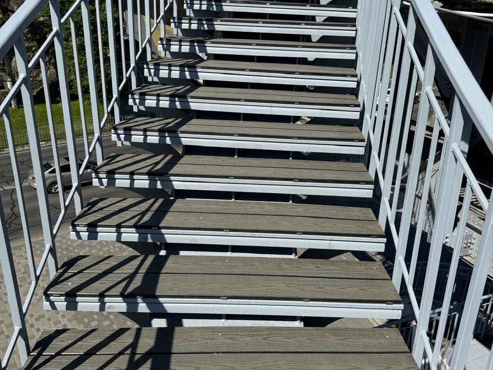 У Дніпрі відремонтували частину сходів пішохідного мосту на Монастирський острів