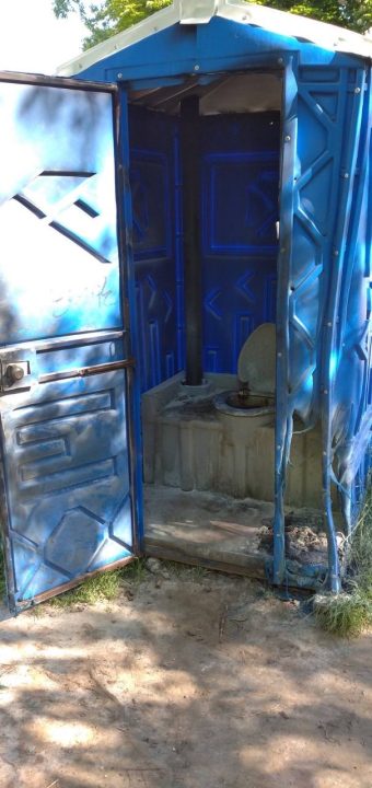 В Днепре вандалы сожгли биотуалет в сквере Усачева - рис. 1