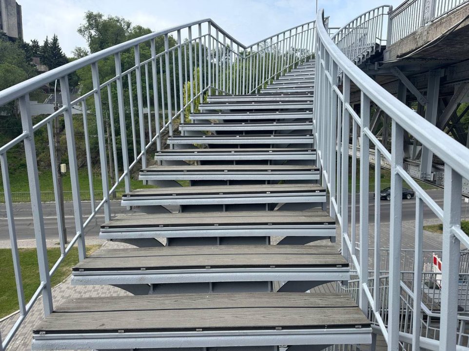 У Дніпрі відремонтували частину сходів пішохідного мосту на Монастирський острів