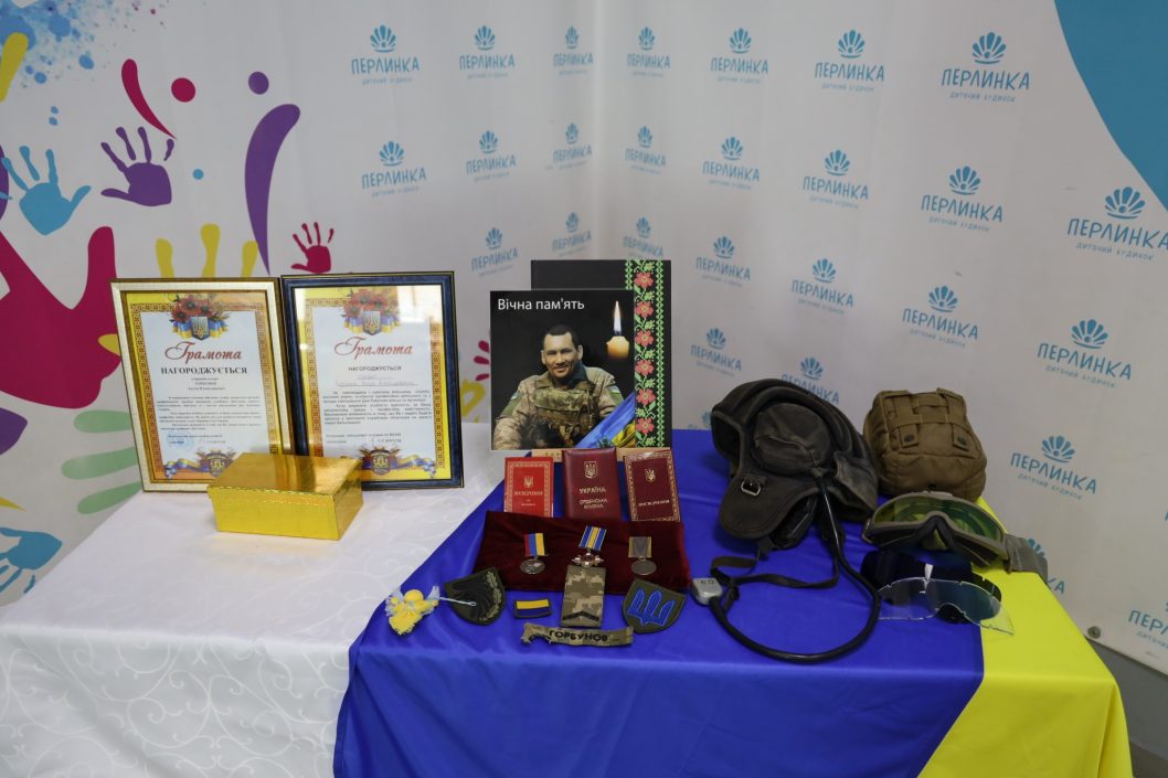 Мешканка Дніпра передала виплати від держави за загиблого сина дитячому будинку