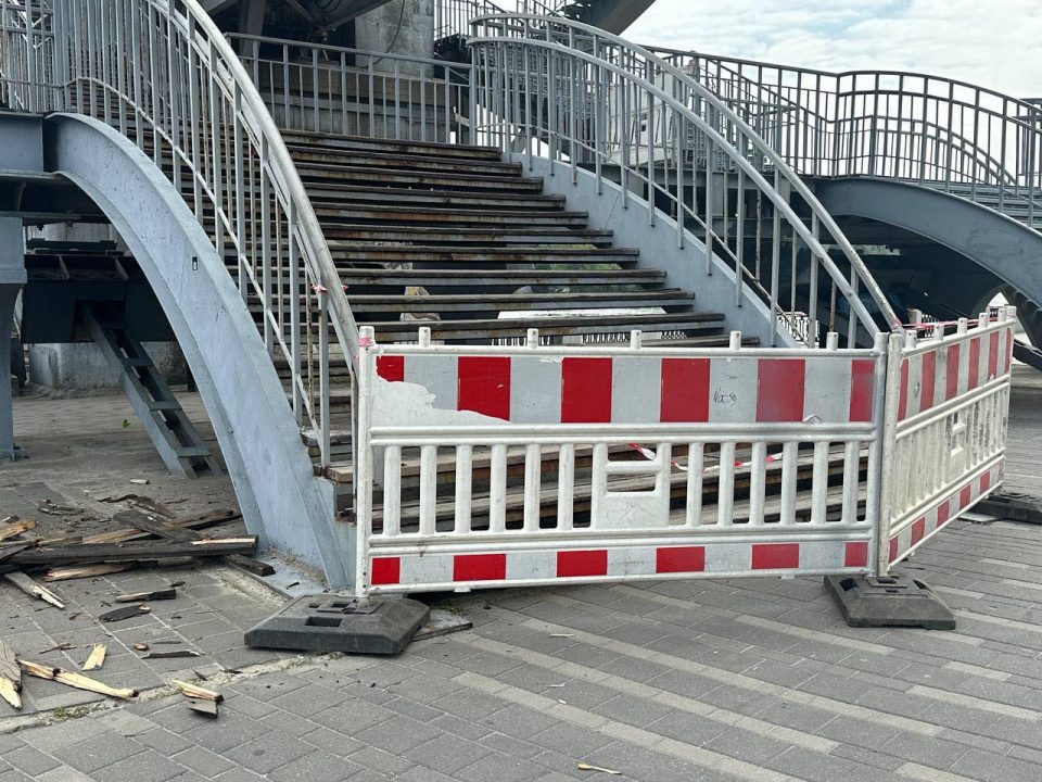 У Дніпрі відремонтували частину сходів пішохідного мосту на Монастирський острів
