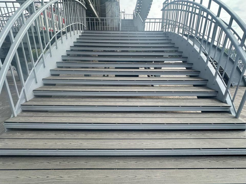 У Дніпрі відремонтували частину сходів пішохідного мосту на Монастирський острів