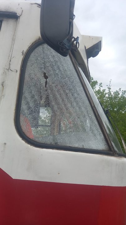 На Дніпропетровщині під час руху вандали розбили скло трамвая