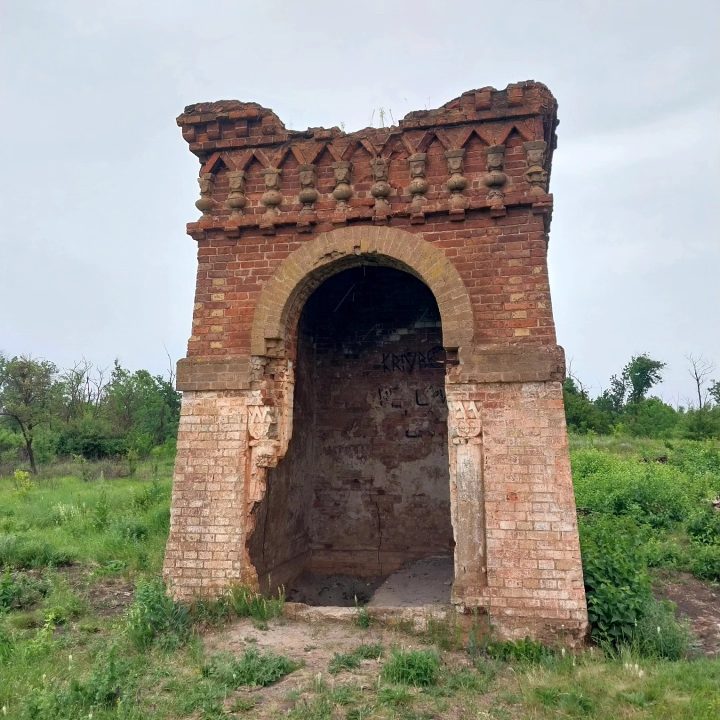 На Дніпропетровщині руйнується склеп родини Галковських