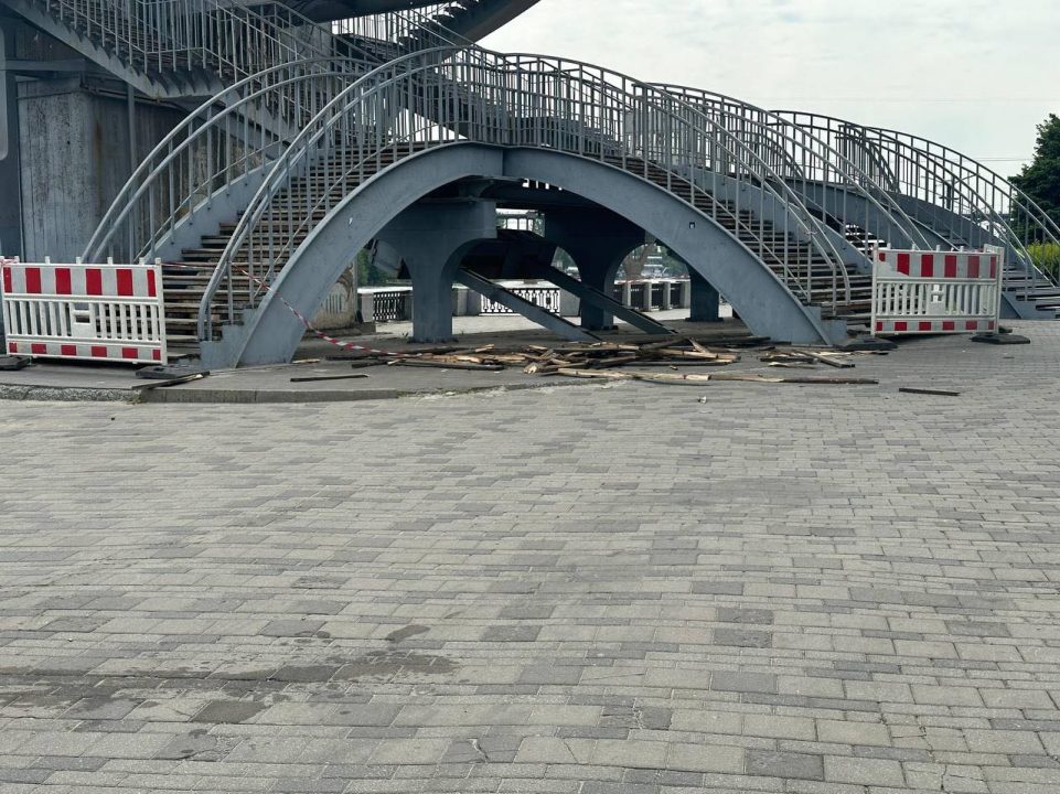 У Дніпрі відремонтували частину сходів пішохідного мосту на Монастирський острів