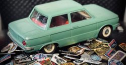 Музей "Машини часу" у Дніпрі поповнився колекцією значків та рідкісною моделлю Запорожця