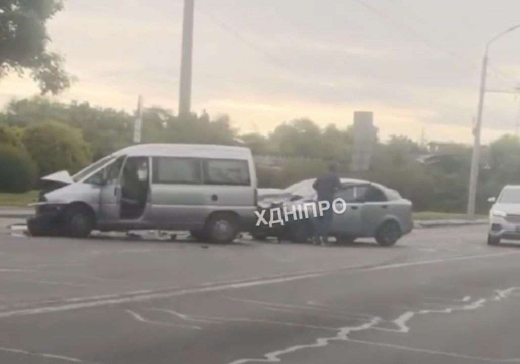У Дніпрі через ДТП ускладнено рух на Набережній