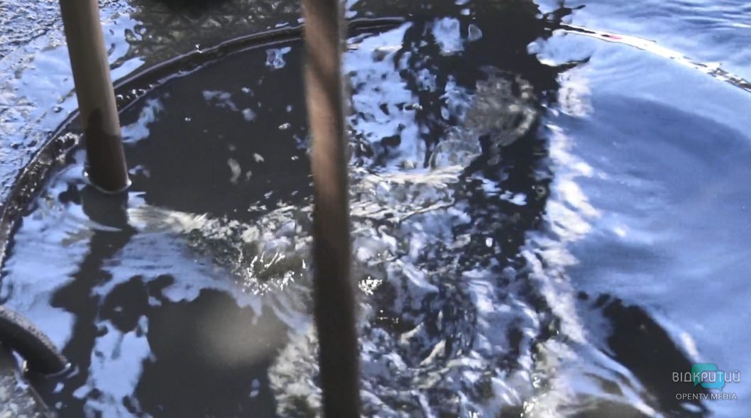 У середмісті Дніпра затопило вулицю стічними водами 