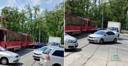 У Дніпрі легковик врізався у трамвай: рух транспорту паралізовано