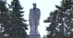 На Монастырском острове в Днепре на памятник Шевченко надели патриотический жупан - рис. 5