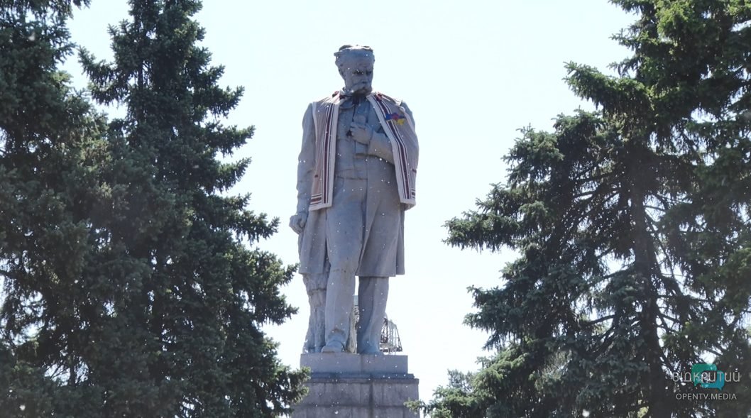 На Монастирському острові на пам‘ятник Шевченка одягли патріотичний жупан