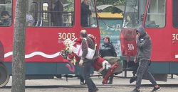 Несподівана зустріч у травні: у Дніпрі помітили Санта Клауса біля трамвайної зупинки