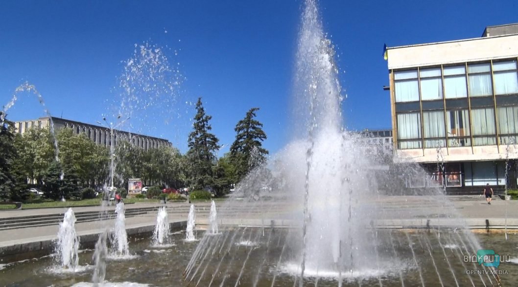 «Муза», «Водна сфера» та «Лілія»: у Дніпрі запрацювали 10 фонтанів 