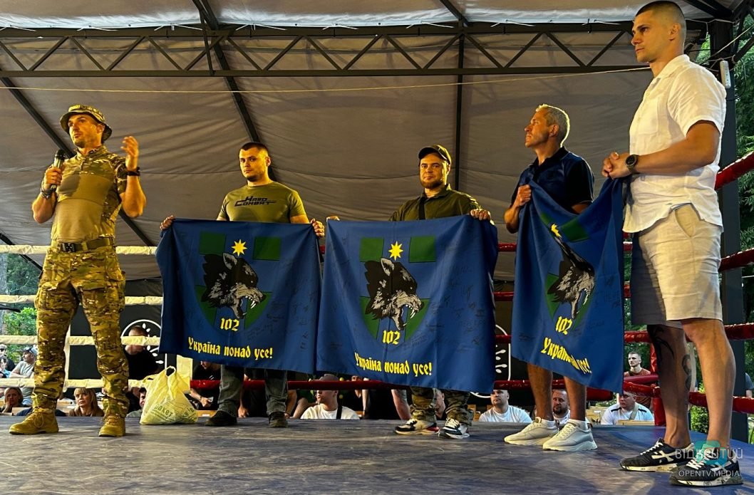 У Новомосковську рукавиці Олександра Усика продали на аукціоні майже за півтора мільйона гривень