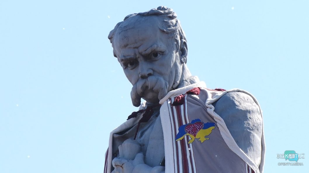 На Монастирському острові на пам‘ятник Шевченка одягли патріотичний жупан