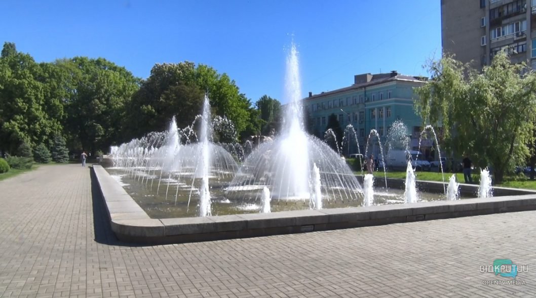 «Муза», «Водна сфера» та «Лілія»: у Дніпрі запрацювали 10 фонтанів 