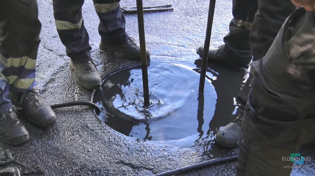 У середмісті Дніпра затопило вулицю стічними водами 