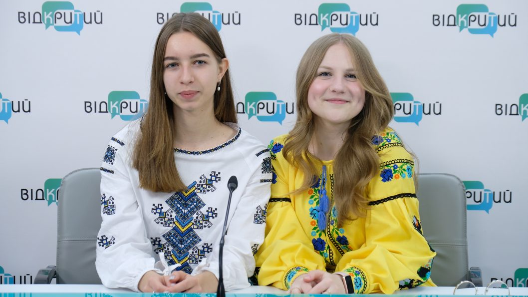 Ко Дню вышиванки в Днепре молодежь создала обереги для военных - рис. 1