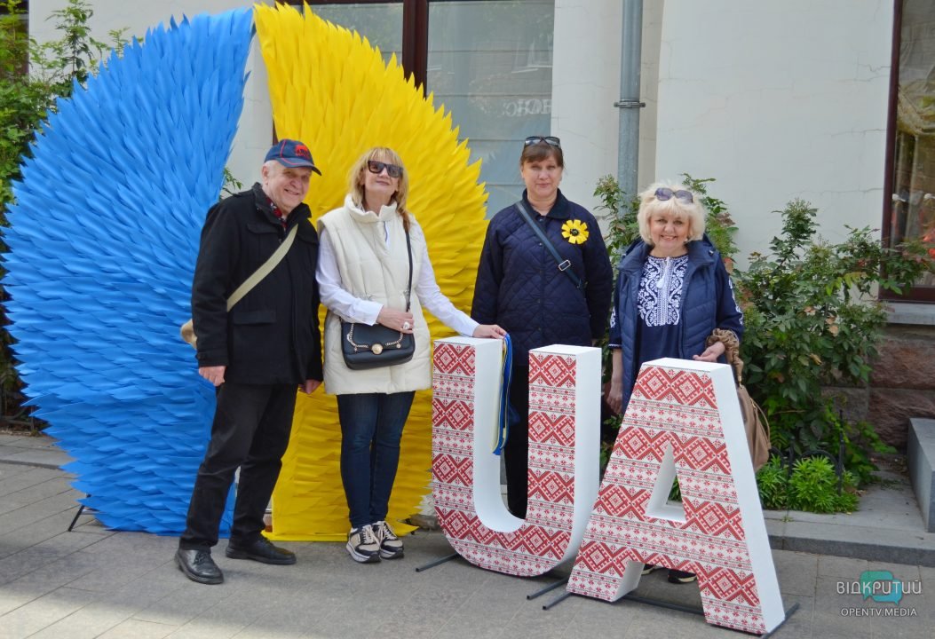 Фотозони, концертні номери та майстеркласи: у середмісті Дніпра відзначили День вишиванки