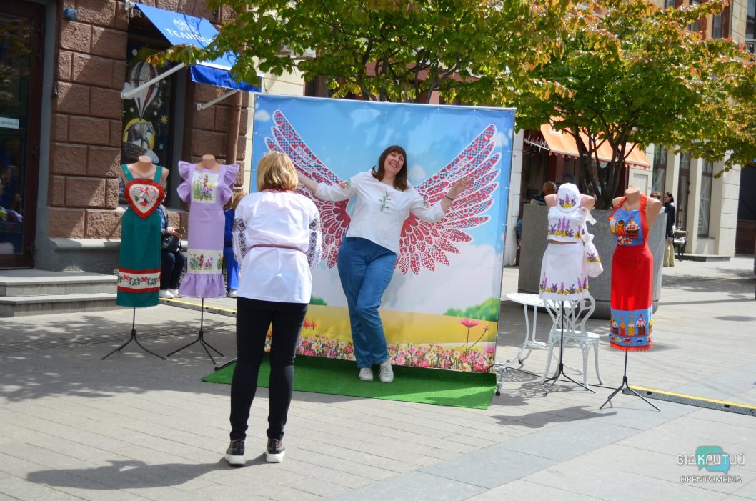 Фотозони, концертні номери та майстеркласи: у середмісті Дніпра відзначили День вишиванки
