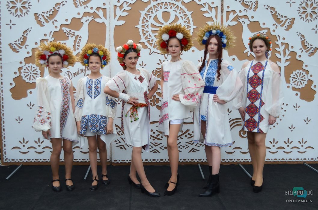 Фотозони, концертні номери та майстеркласи: у середмісті Дніпра відзначили День вишиванки