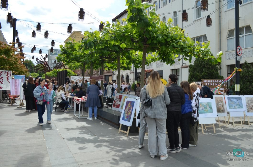Фотозони, концертні номери та майстеркласи: у середмісті Дніпра відзначили День вишиванки