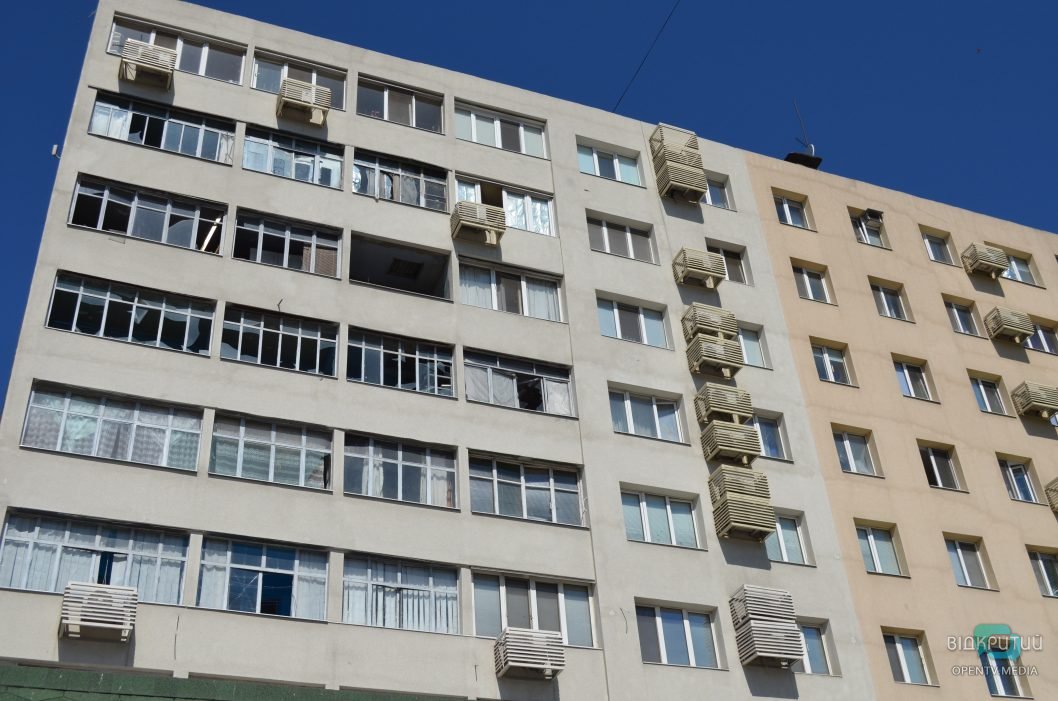 Пошкоджені будинки та майно: наслідки ворожої атаки по Дніпру у Великодню ніч