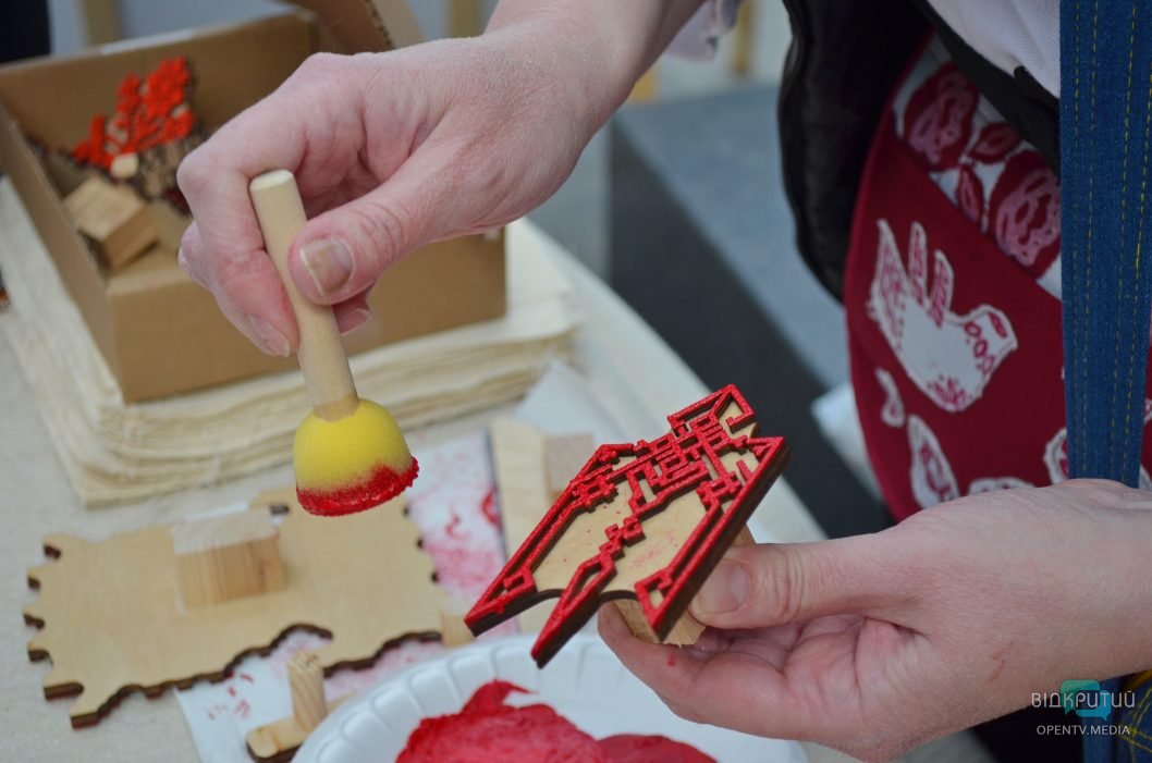 Фотозони, концертні номери та майстеркласи: у середмісті Дніпра відзначили День вишиванки