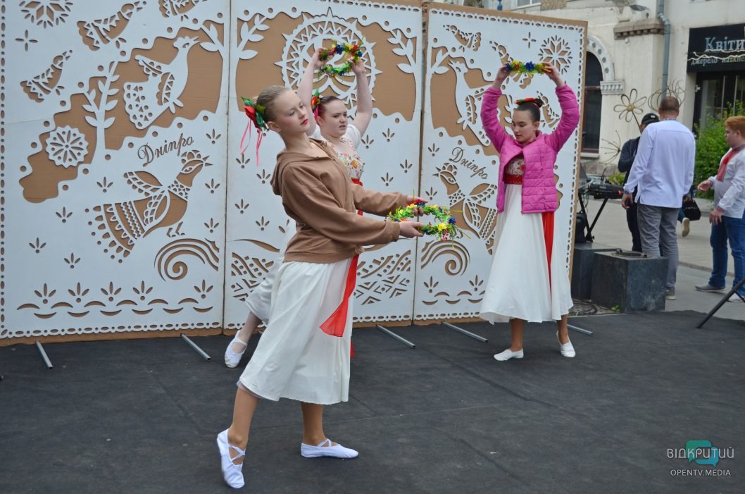 Фотозони, концертні номери та майстеркласи: у середмісті Дніпра відзначили День вишиванки