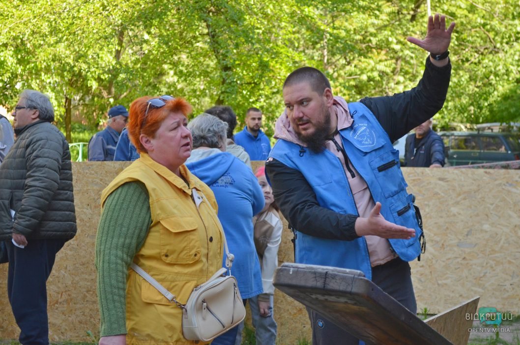 Пошкоджені будинки та майно: наслідки ворожої атаки по Дніпру у Великодню ніч