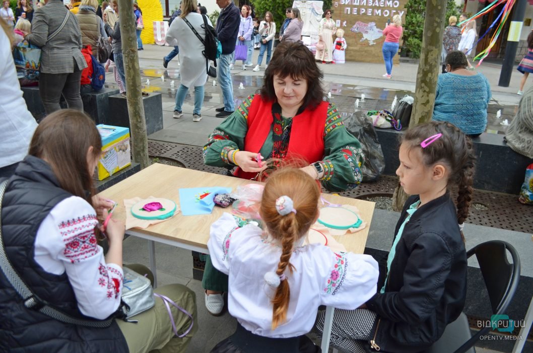 Фотозони, концертні номери та майстеркласи: у середмісті Дніпра відзначили День вишиванки