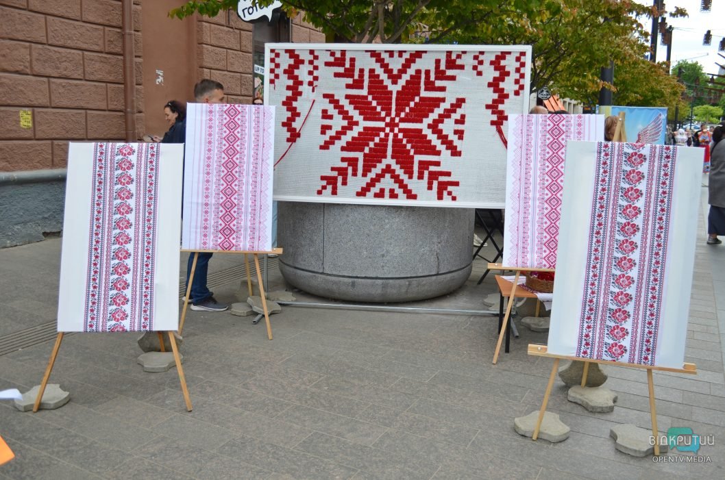 Фотозони, концертні номери та майстеркласи: у середмісті Дніпра відзначили День вишиванки