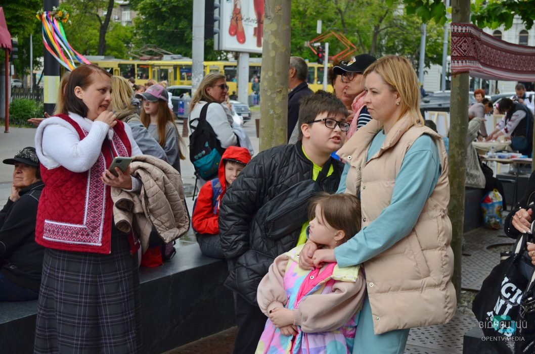 Фотозони, концертні номери та майстеркласи: у середмісті Дніпра відзначили День вишиванки