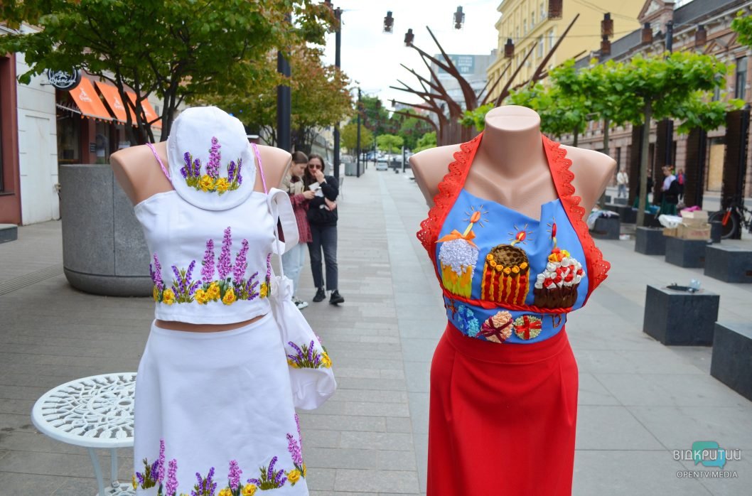 Фотозони, концертні номери та майстеркласи: у середмісті Дніпра відзначили День вишиванки