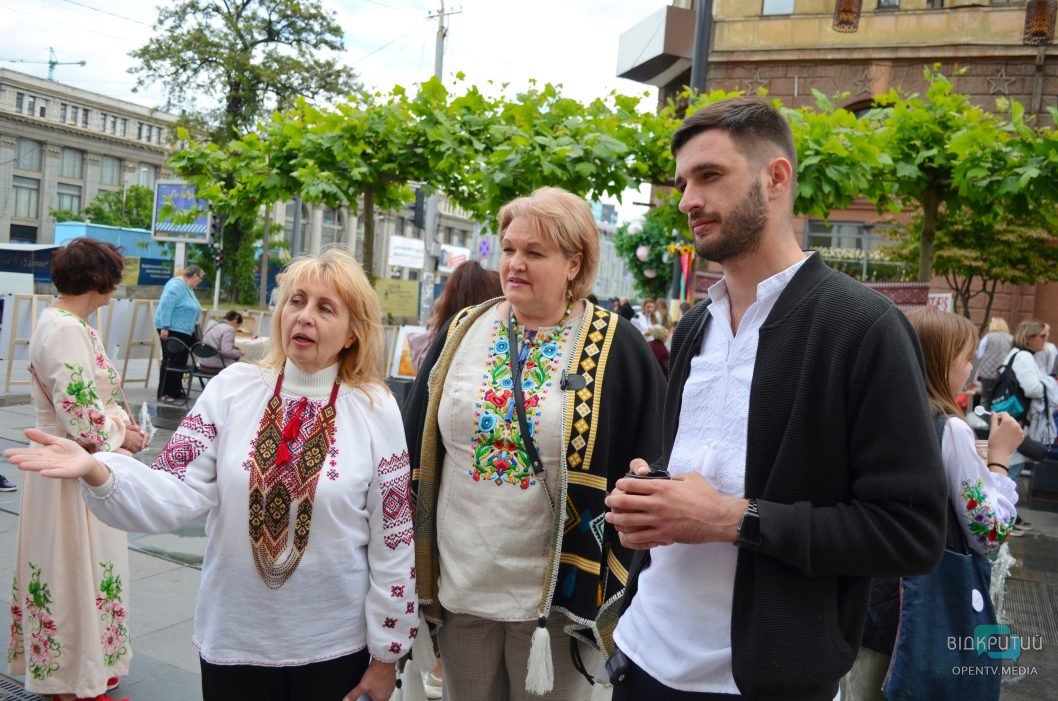 Фотозони, концертні номери та майстеркласи: у середмісті Дніпра відзначили День вишиванки