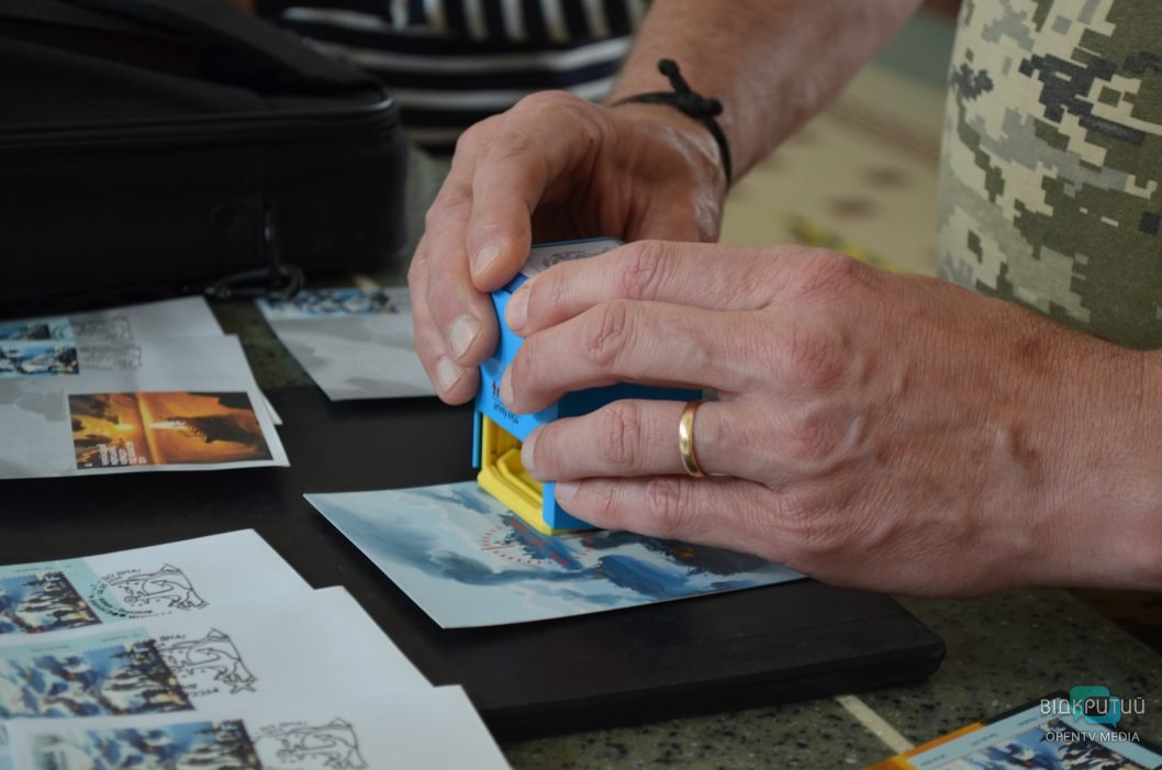 У Дніпрі ввели в обіг марку «русскій воєнний флот – до дна!»