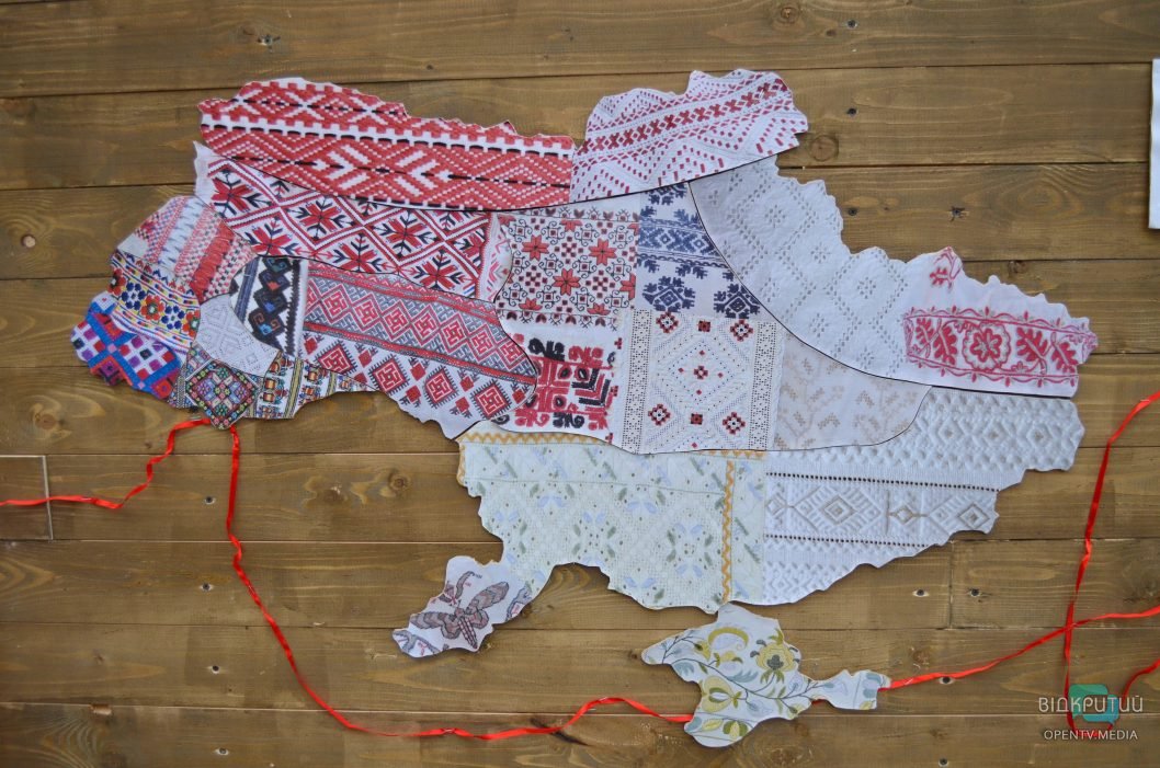 Фотозони, концертні номери та майстеркласи: у середмісті Дніпра відзначили День вишиванки